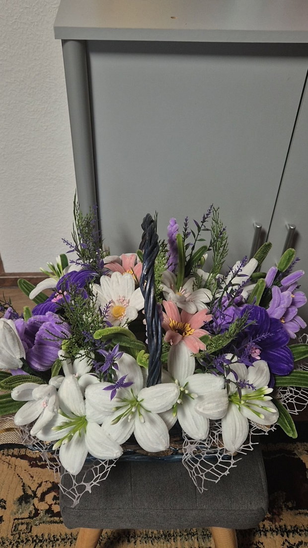 Aranjamente florale din sarma plusata