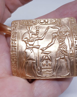 Pandantiv unicat dreptunghiular din bronz auriu, inspirat din mitologia egipteana, cu zeii Anubius si Horus