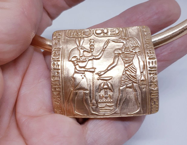 Pandantiv unicat dreptunghiular din bronz auriu, inspirat din mitologia egipteana, cu zeii Anubius si Horus