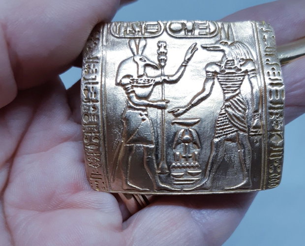 Pandantiv unicat dreptunghiular din bronz auriu, inspirat din mitologia egipteana, cu zeii Anubius si Horus