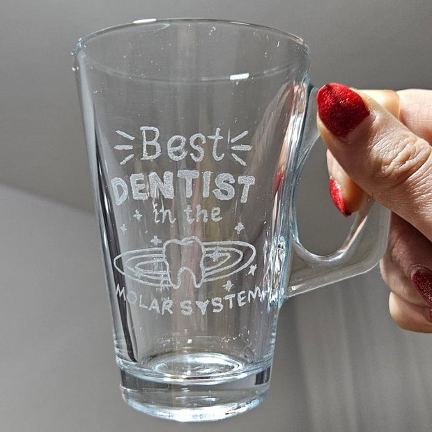 Cană din sticlă gravată manual BEST DENTIST Cadou personalizat pentru Medic Stomatolog