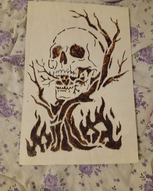 Tablou Lemn Pirogravat Manual - Craniu Gotic cu Flăcări