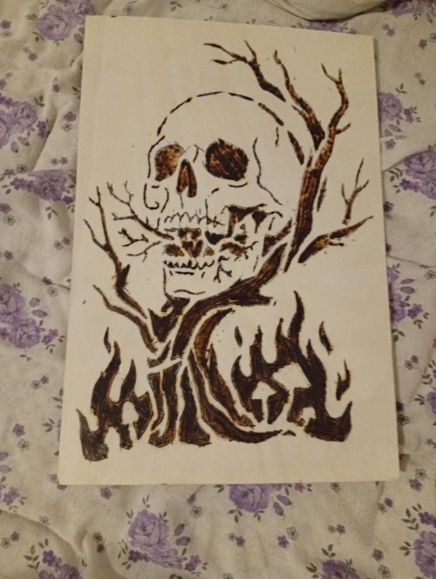 Tablou Lemn Pirogravat Manual - Craniu Gotic cu Flăcări
