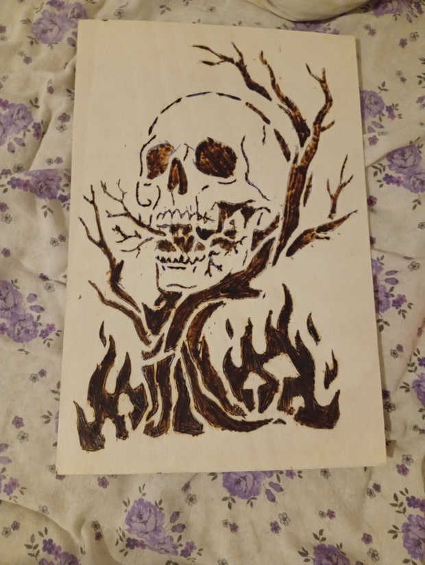 Tablou Lemn Pirogravat Manual - Craniu Gotic cu Flăcări