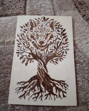 Tablou Lemn Pirogravat Manual - Lupul și Copacul Vieții (Handmade