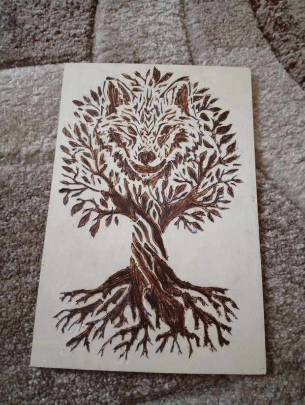 Tablou Lemn Pirogravat Manual - Lupul și Copacul Vieții (Handmade