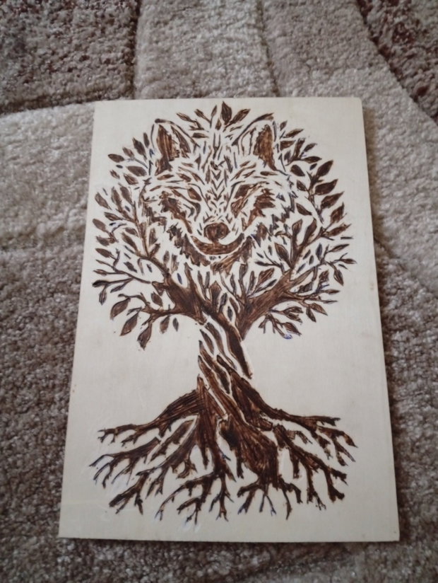Tablou Lemn Pirogravat Manual - Lupul și Copacul Vieții (Handmade