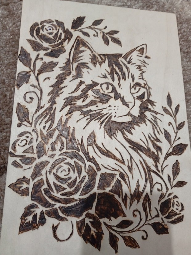 Tablou Lemn Pirogravat Manual - Pisică cu Trandafiri (Handmade)