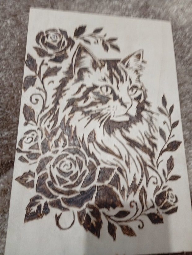 Tablou Lemn Pirogravat Manual - Pisică cu Trandafiri (Handmade)
