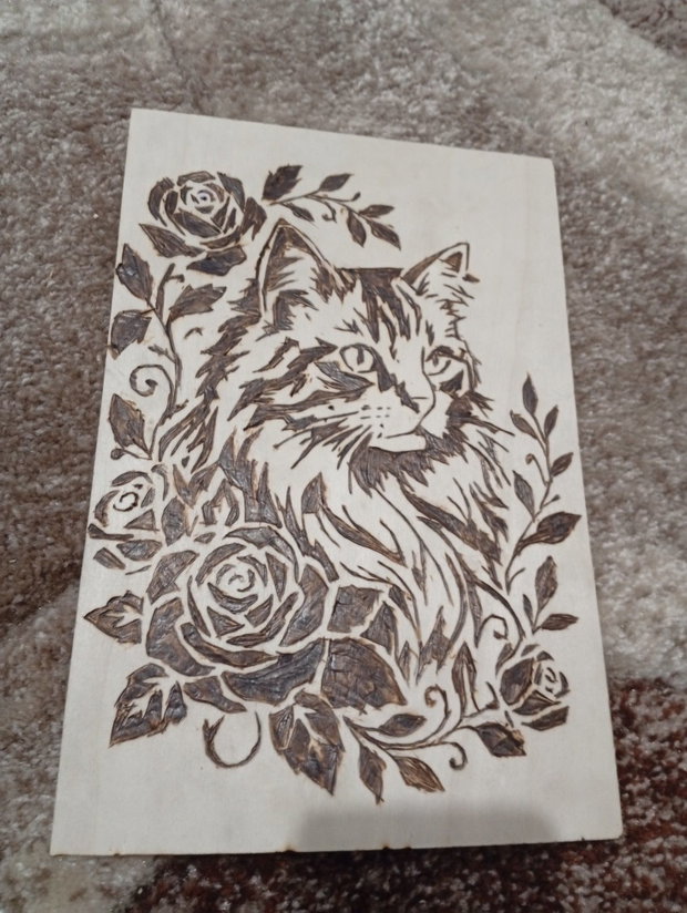 Tablou Lemn Pirogravat Manual - Pisică cu Trandafiri (Handmade)