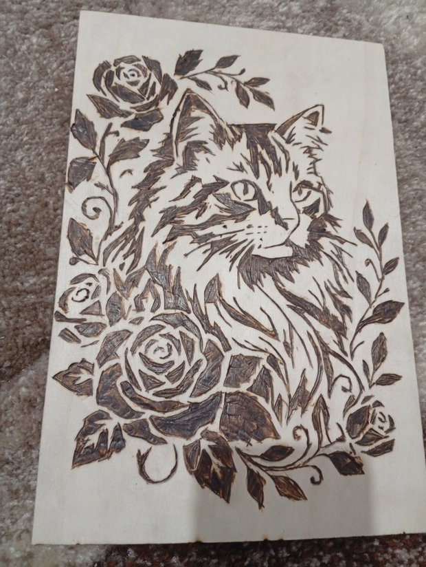 Tablou Lemn Pirogravat Manual - Pisică cu Trandafiri (Handmade)