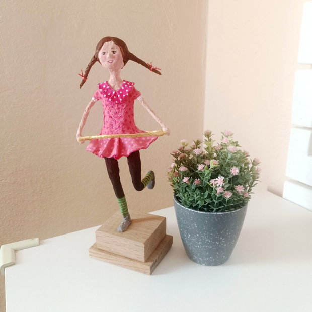 Figurina papier mache. Sculptura-Fetita cu cerc