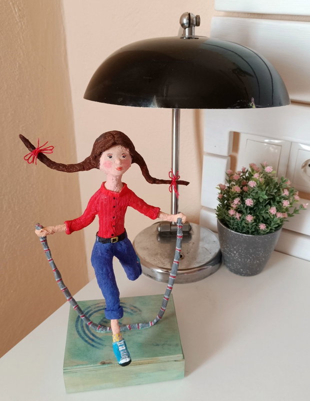 Figurina papier mache-Fetita cu coarda