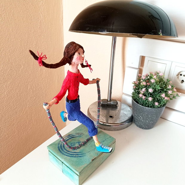 Figurina papier mache-Fetita cu coarda
