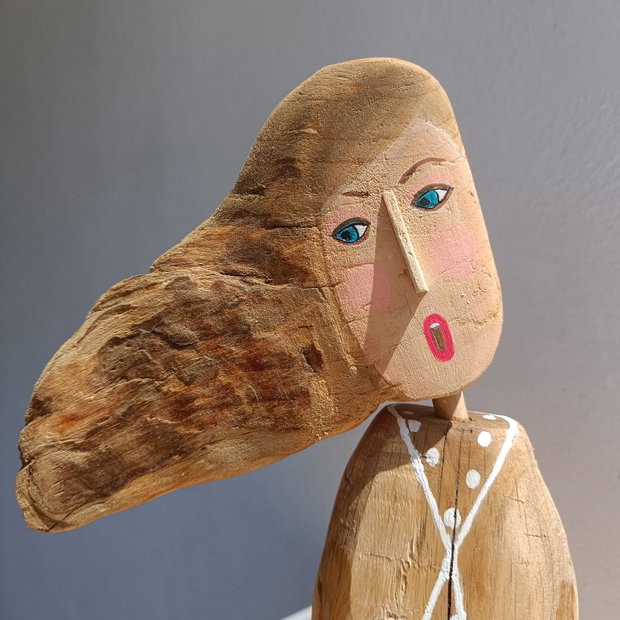 Statueta artizanala "Fata cu parul in vant"
