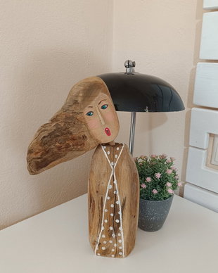 Statueta artizanala "Fata cu parul in vant"