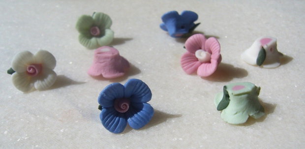 Mix de 8 trandafirasi din portelan aprox 16x7 mm