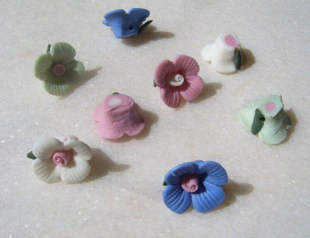 Mix de 8 trandafirasi din portelan aprox 16x7 mm