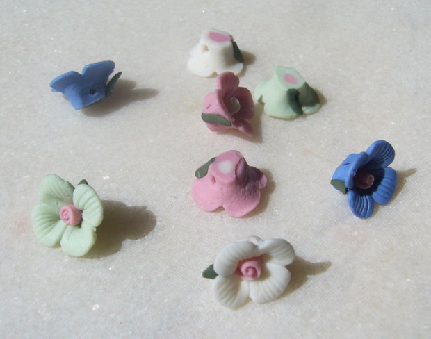 Mix de 8 trandafirasi din portelan aprox 16x7 mm