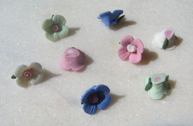 Mix de 8 trandafirasi din portelan aprox 16x7 mm