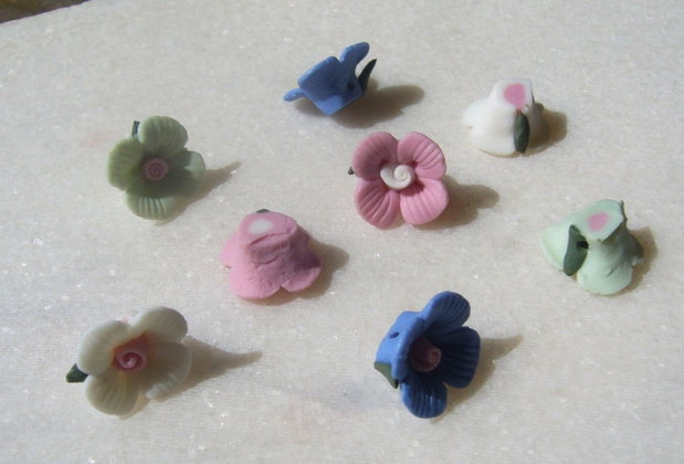 Mix de 8 trandafirasi din portelan aprox 16x7 mm