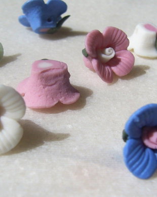 Mix de 8 trandafirasi din portelan aprox 16x7 mm