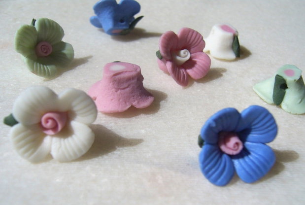 Mix de 8 trandafirasi din portelan aprox 16x7 mm