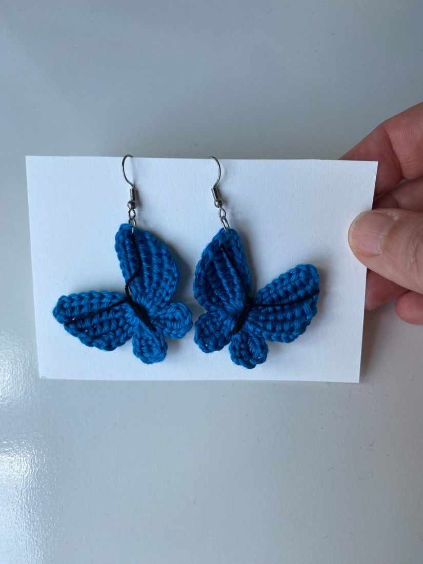 Cercei crosetati, fluture