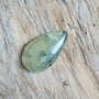 Cabochon prehnit, 26x15x6.5 mm