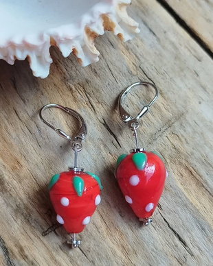 Capsuni delicioase! Cercei sticla lampwork, argint rodiat