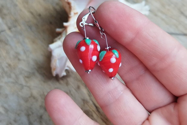 Capsuni delicioase! Cercei sticla lampwork, argint rodiat