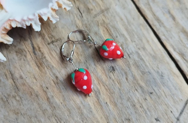 Capsuni delicioase! Cercei sticla lampwork, argint rodiat