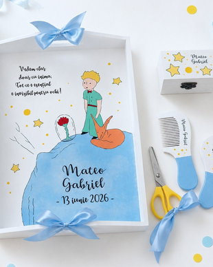 Tava taierea motului Micul Print pictata manual, set personalizat cu nume