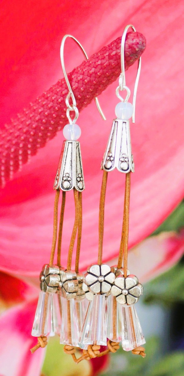 Cercei boho chic din cristale,opalit,snur din piele naturala si sfere de opalit