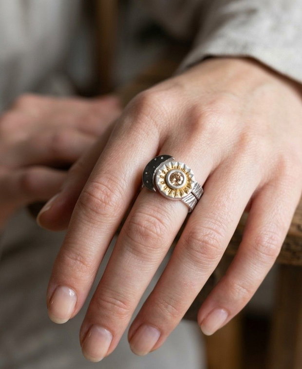 Inel unicat, compus din doua inele intricate, cu tema cosmica (soare si luna) din argint pur, decorate cu Aur 22K si cubic zirconii