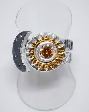 Inel unicat, compus din doua inele intricate, cu tema cosmica (soare si luna) din  argint pur,  decorate cu  Aur 22K si cubic zirconii