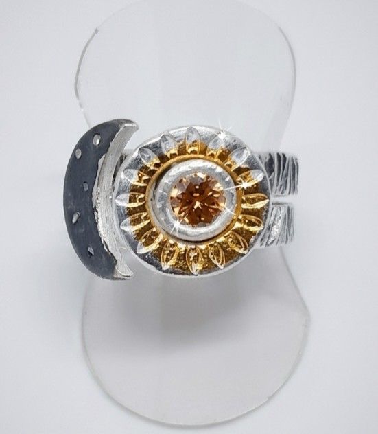 Inel unicat, compus din doua inele intricate, cu tema cosmica (soare si luna) din argint pur, decorate cu Aur 22K si cubic zirconii