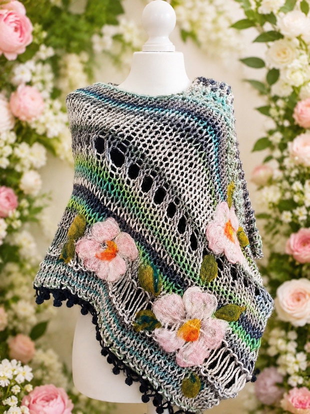 Poncho cu flori impaslite