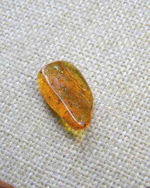 Chihlimbar slefuit (C34)
