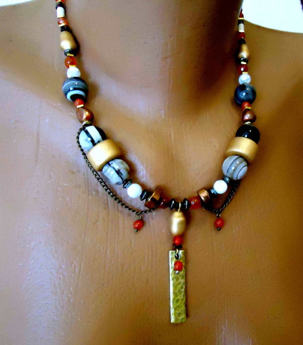 2 Coliere statement, acelasi pret. Pret pe bucata / Primul in nuante de turcoaz- bronz, cu jasp imperial, al doilea cu perle nat maron roscat, agate negru gri striped si carneol