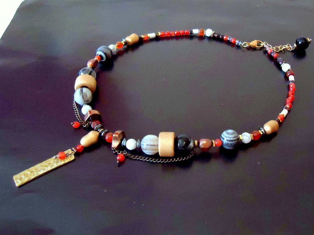 2 Coliere statement, acelasi pret. Pret pe bucata / Primul in nuante de turcoaz- bronz, cu jasp imperial, al doilea cu perle nat maron roscat, agate negru gri striped si carneol