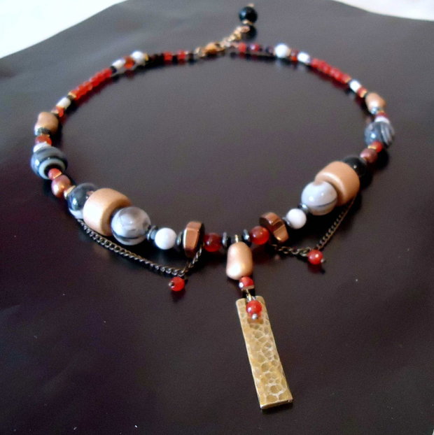 2 Coliere statement, acelasi pret. Pret pe bucata / Primul in nuante de turcoaz- bronz, cu jasp imperial, al doilea cu perle nat maron roscat, agate negru gri striped si carneol