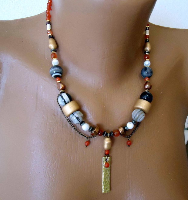 2 Coliere statement, acelasi pret. Pret pe bucata / Primul in nuante de turcoaz- bronz, cu jasp imperial, al doilea cu perle nat maron roscat, agate negru gri striped si carneol