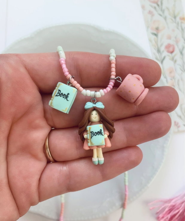Colier Fetita cu carte
