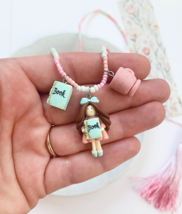 Colier Fetita cu carte