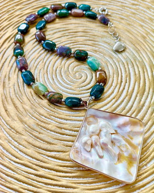Colier agate indiene & pandantiv scoica naturala cu perle in formare