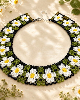 Colier traditional din margele cu flori