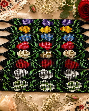 Bratara traditionala din margele cu model floral