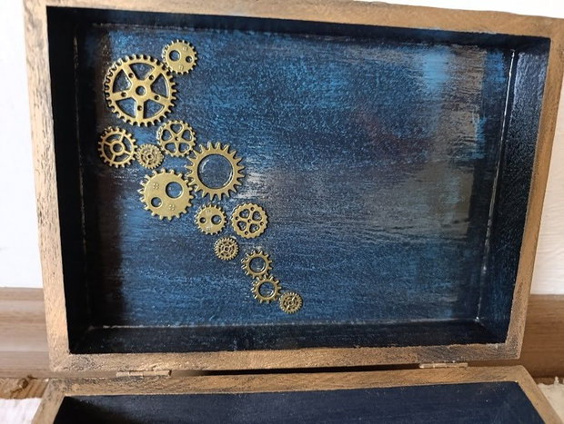Casetă decorată manual, design steampunk vintage, cadou ideal pentru bărbați