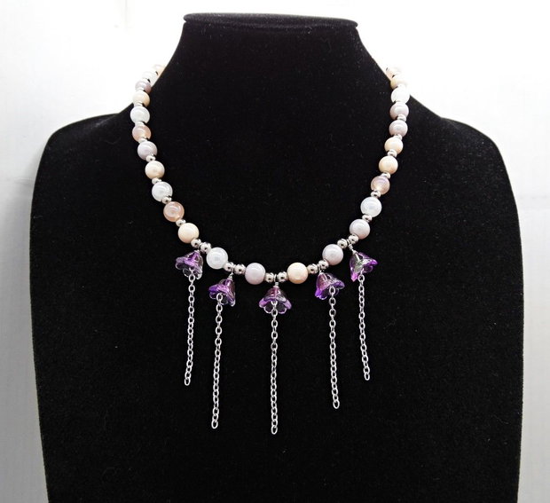 Colier Handmade cu Flori Mov și Mărgele Perlate Eleganță și Farmec Romantic (cod1451)